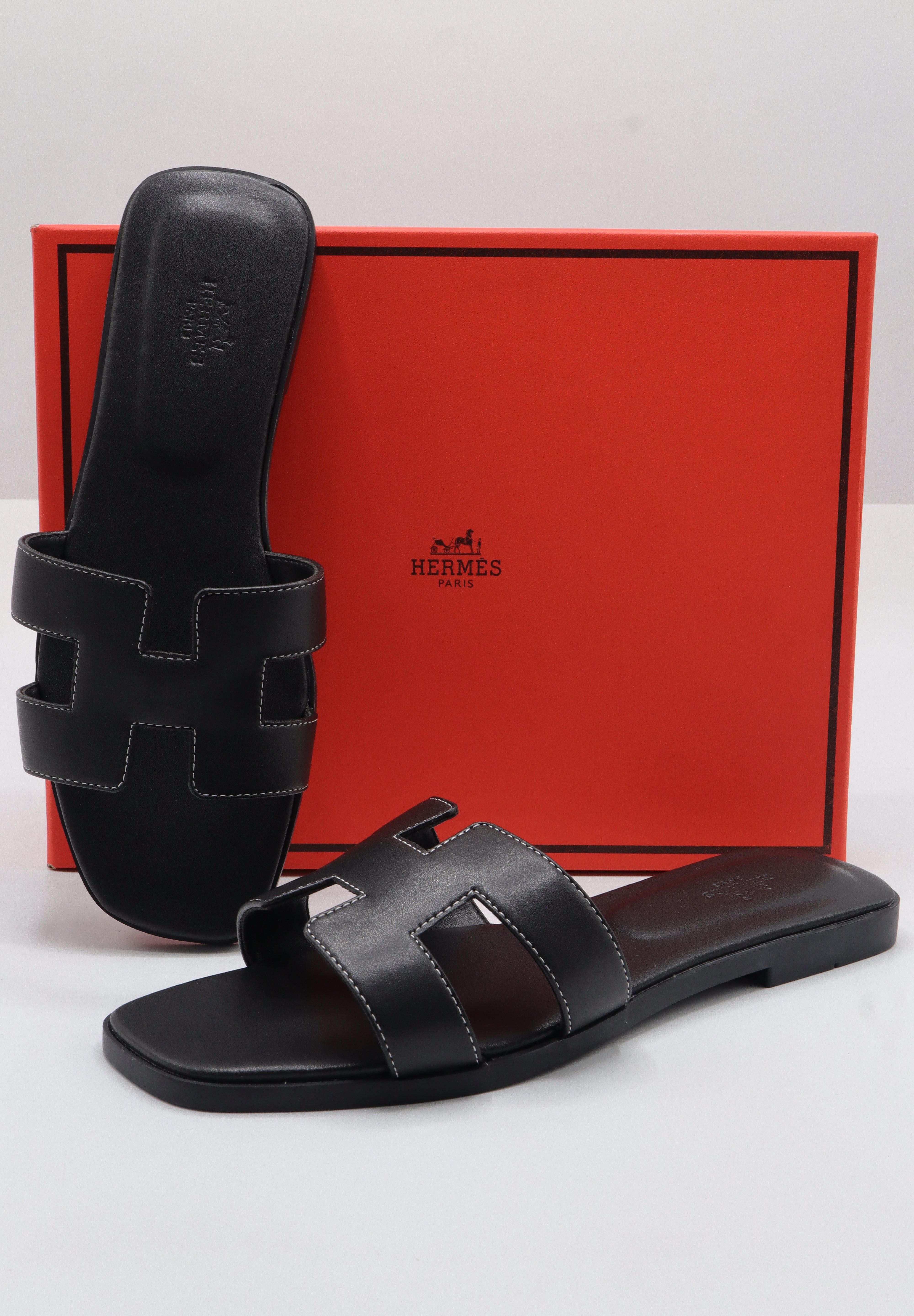 Hermes Style Smooth Leather Oran Flat Sandals – Women's Black Slide Shoes