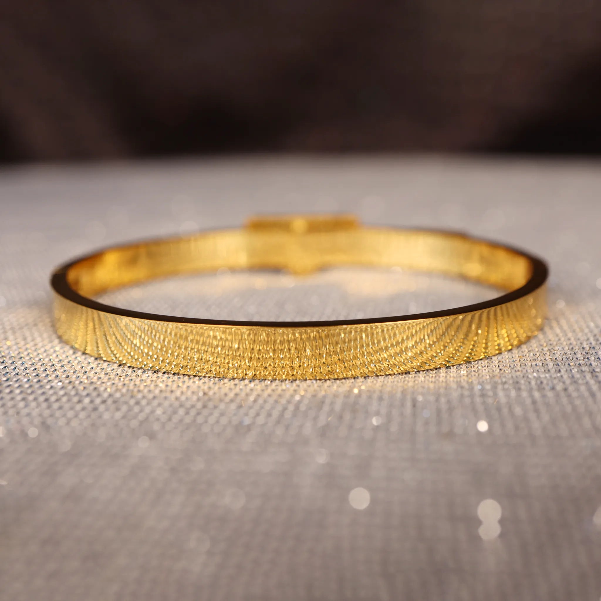 parada ring with logo
